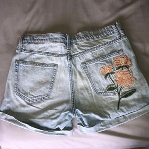 Closing shop 1/31: Gap embroidered shorts